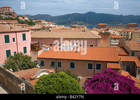 Les toits en tuiles rouges de Portoferraio, province de Livourne, sur l'île d'Elbe dans l'Archipel Toscan, de l'Italie, l'Europe, où Banque D'Images