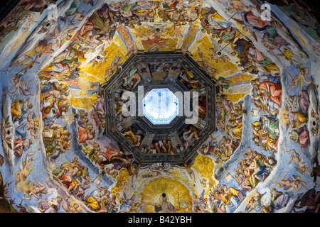 Vue de l'intérieur de Jugement dernier cycle de fresques dans la coupole de la cathédrale de Santa Maria del Fiore, le Duomo, Florence, Italie, Europe Banque D'Images