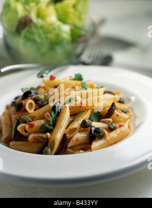 Penne aux olives et câpres,pinenuts Banque D'Images