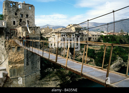 Événements, guerre de Bosnie 1992 - 1995, Mostar, pont suspendu provisoire sur le fleuve Neretva, 1994, Bosnien-Herzegowina, Bosnien - Herzegowina, destruction, pont détruit, drapeau, Yougoslavie, guerres yougoslaves, Balkans, conflit, peuple, années 1990, années 90, XXe siècle, historique, Banque D'Images