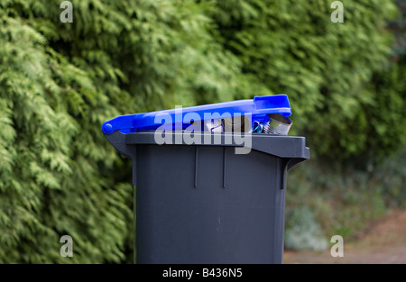 En attente de collecte. Une poubelle à roulettes en plastique avec couvercle bleu pour déchets ménagers recyclés. Worthing, West sussex, Angleterre, Royaume-Uni Banque D'Images