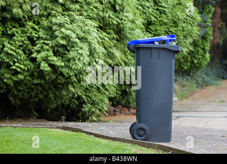 En attente de collecte. Une poubelle à roulettes en plastique avec couvercle bleu pour déchets ménagers recyclés. Worthing, West sussex, Angleterre, Royaume-Uni Banque D'Images