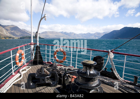 Lac wakatipu vu de la proue du pont de TSS Earnslaw, un bateau à vapeur édouardien de 1912, Queenstown, Otago, Nouvelle-Zélande Banque D'Images