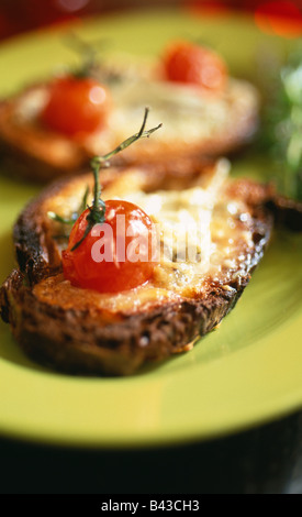 Fromage de chèvre et tomates sur pain grillé Banque D'Images