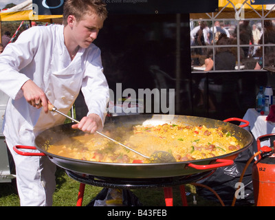 Grande poêle de Paella par cuisson à l'extérieur Banque D'Images