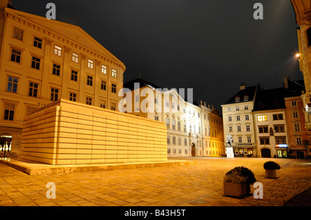 Le Mémorial de l'Holocauste dans la nuit dans Judenplatz, à Vienne, Autriche Banque D'Images