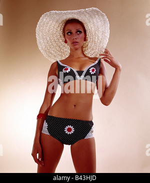 mode, années 60, modèle, maillot de bain, chapeau de paille, demi-longueur, studio, baste, filet, habillement, femme, maillot de bain, deux pièces, deux pièces, 60 s, ladieswear, femme, applique, fleur, fleur, fleur, , Banque D'Images