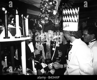 Queen Groupe Anglais Trouve En 1970 Chanteur Freddy Mercury Demi Longueur A Sa Fete D Anniversaire Dans La Discotheque Henderson Munich 1985 Photo Stock Alamy