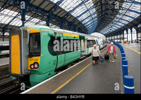 Classe du Sud 377 train à la gare de Brighton East Sussex uk Banque D'Images