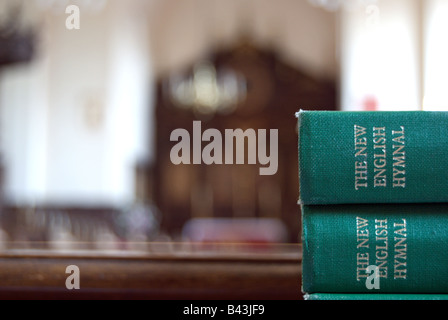 Deux exemplaires de la nouvelle english hymnal, un anglician hymnaire, juxtaposés à all hallows church, Twickenham, Angleterre Banque D'Images