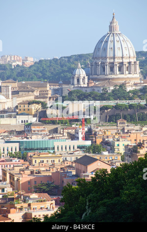 Scenic aperçu de Rome, Italie avec le dôme de Saint Pierre dans la distance Banque D'Images