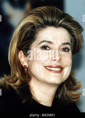 Deneuve, Catherine, * 22.10.1943, actrice française, portrait, Berlinale, 2.3.1998, l'honneur de sa vie, Banque D'Images