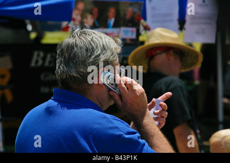 Man avec les cheveux gris à l'aide de téléphone cellulaire. Banque D'Images