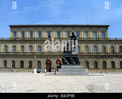 Géographie / voyage, Allemagne, Bavaria, Munich, résidence, Koenigsbau, construit par Leo von Klenze, 1823 - 1832 AD, vue extérieure et vue sur la place Max-Joseph-monument avec du Roi Maximilien I, château, builder : Le roi Ludwig I, résidence de l'Wittelsbachers aujourd'hui, musée et trésor résidence vault, l'architecture, le classicisme, historique, historique, ancienne, bâtiment, , Additional-Rights Clearance-Info-Not-Available- Banque D'Images