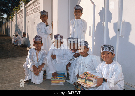 Géographie / voyage, Oman, personnes, groupe d'écoliers à Sohar, caftan, vêtus de blanc, les enfants, les élèves, , Additional-Rights Clearance-Info-Not-Available- Banque D'Images