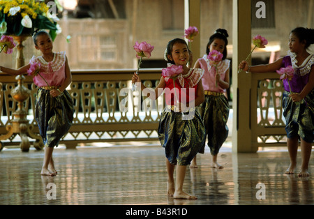 Géographie / billet, la Thaïlande, les gens, les petites filles à une démonstration de danse traditionnelle temple, Bangkok , Additional-Rights Clearance-Info-Not-Available- Banque D'Images