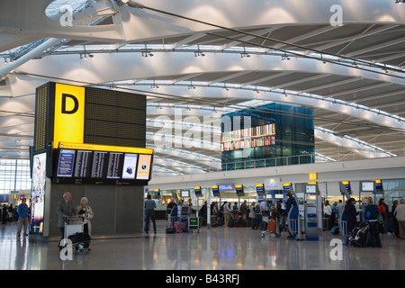 Grand Londres Heathrow Heathrow Royaume-uni Angleterre départs internationaux BA zone d'enregistrement au Terminal 5 Banque D'Images