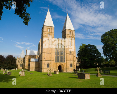 Southwell Minster et la cour de l'église, un soir d'été à Southwell Nottinghamshire England UK Banque D'Images