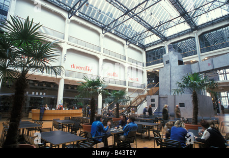 L'intérieur du bâtiment ZKM de Karlsruhe Baden Württemberg Allemagne forêt noire Banque D'Images