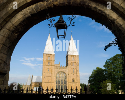 Southwell Minster vue à travers une arcade à la porte d'entrée, dans la ville de Southwell Nottinghamshire England UK Banque D'Images