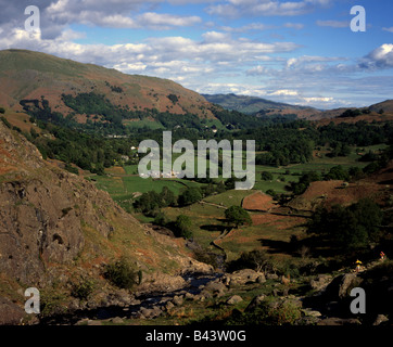 Easedale et Sourmilk Gill supérieur fonctionnant en Easedale Beck Grasmere Cumbria Lake District Angleterre Banque D'Images