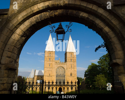 Southwell Minster vue à travers une arche dans la porte d'entrée, un soir d'été à Southwell Nottinghamshire England UK Banque D'Images