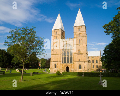 Southwell Minster et motifs sur une soirée d'été à Southwell Nottinghamshire England UK Banque D'Images