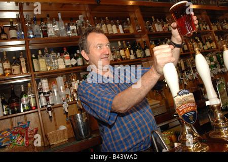 Après Barman pulling a pint of real ale Banque D'Images