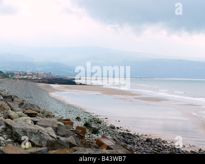 Moody skys le rouleau de la montagne à travers les plages de Barmouth, Pays de Galles, Royaume-Uni. Banque D'Images