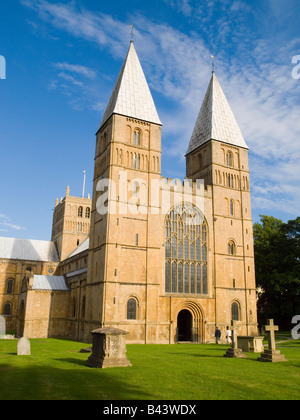 Un gros plan de Southwell Minster et les tombes, un soir d'été à Southwell Nottinghamshire England UK Banque D'Images