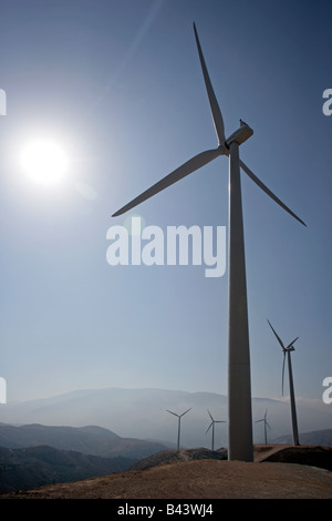 Production d'électricité éolienne éoliennes d'sur tours. Banque D'Images