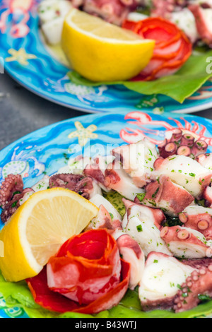 Salade de poulpe frais avec l'huile d'olive au citron et persil Banque D'Images