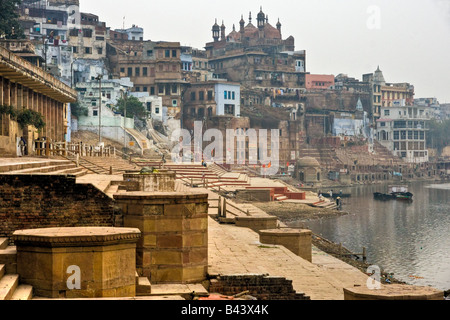 Varanasi Benares dans un jour brumeux de l'Uttar Pradesh en Inde Banque D'Images
