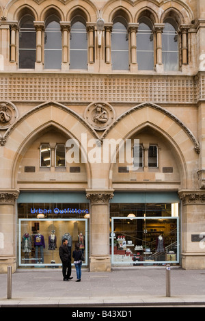 UK Scotland Glasgow Buchanan Street shop dans un élégant immeuble néo-gothique avec fenêtres Banque D'Images