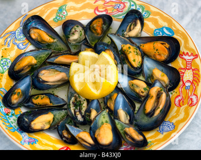 Moules fraîches cuites avec l'huile de citron et le persil Banque D'Images