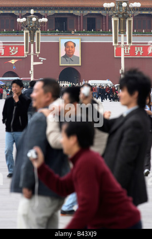 Le peuple chinois à prendre des photos devant le portrait de Mao Zedong, Beijing, Chine Banque D'Images