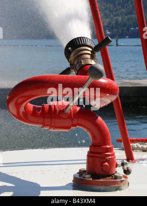 Gros plan du canon à eau comme l'eau d'explosions il bateau pompier. Banque D'Images