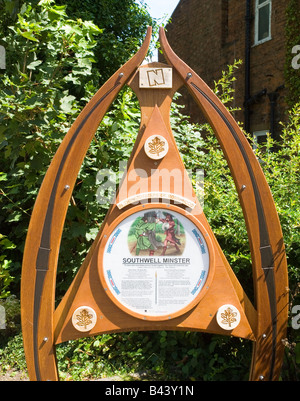 Un panneau d'information aux visiteurs dans le parc de Southwell Minster dans Nottiinghamshire, UK Banque D'Images