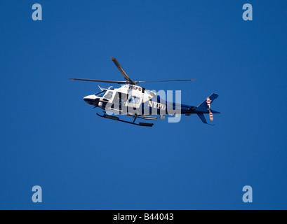 Hélicoptère de police dans le ciel Banque D'Images