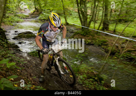 Mountaing cycliste dans la rivière Banque D'Images