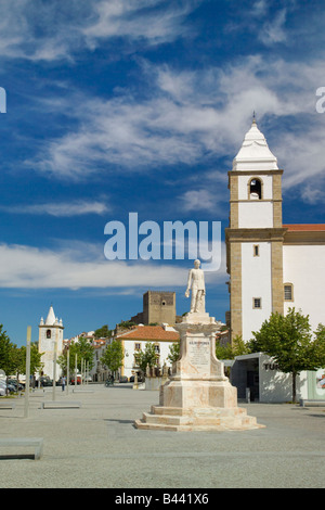 Le Portugal, l'Alentejo district, Castelo de Vide place principale, la Praça Dom Pedro V avec l'église de Santa Maria da Devesa Banque D'Images