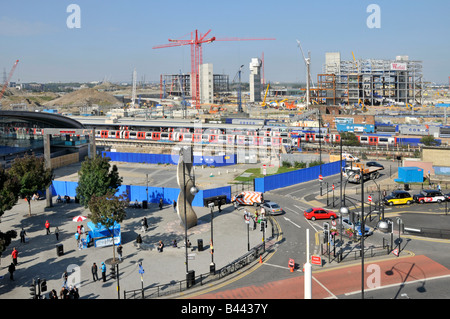 Vue aérienne de semi East London Stratford Westfield Shopping center et parc Olympique complexe chantier au-delà de gare Banque D'Images