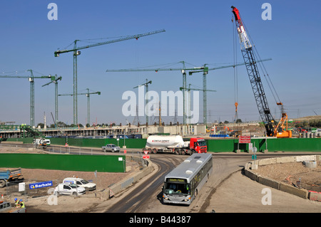 Stratford East London 2012 Olympic Stadium Building site janvier 2008 Tower grues ouvriers bus et livraison de ciment camion Royaume-Uni Banque D'Images