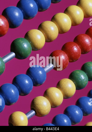 Fermer une partie d'Abacus Cadre de calcul calculatrice qui exécute les fonctions arithmétiques par entrée manuelle de perles en bois de couleur coulissant le long des barres de métal Banque D'Images
