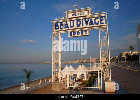 Portes de la Beau Rivage plage privée plage sur la Promenade des Anglais Nice France Banque D'Images