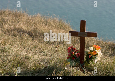 Une Croix du souvenir sur le bord de la falaise de Beachy Head - un fameux spot du suicide près de Eastbourne East Sussex England UK Banque D'Images