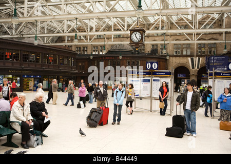 UK Scotland Glasgow Central Railway Station Main Concourse passagers en attente Banque D'Images