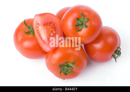 Tomates mûres isolé sur un fond blanc avec une coupe dans un quart Banque D'Images