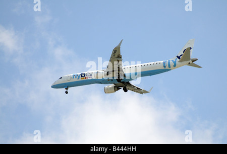 La compagnie Flybe Embraer 195 200 avions de transport de passagers sur les finales et approche sa base de Southampton Banque D'Images