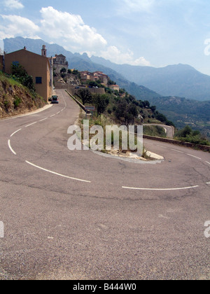 Une route sinueuse dans les montagnes corses Porto Corse France Banque D'Images